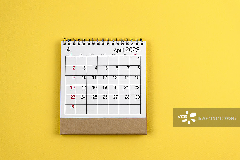 蓝色背景上的2023年4月日历图片素材