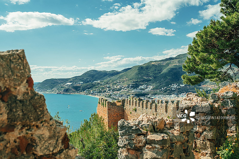 阿拉尼亚古城堡：地中海与山脉风光图片素材