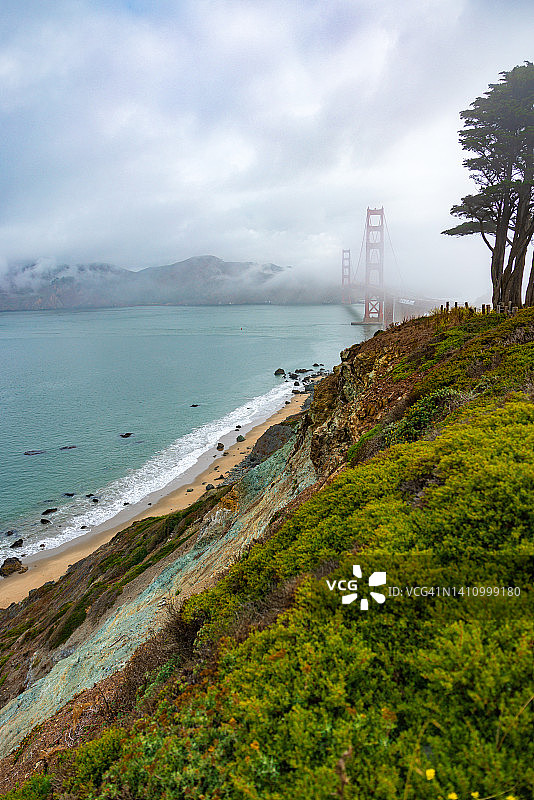 晨雾中从旧金山观景点看金门大桥，加利福尼亚州图片素材