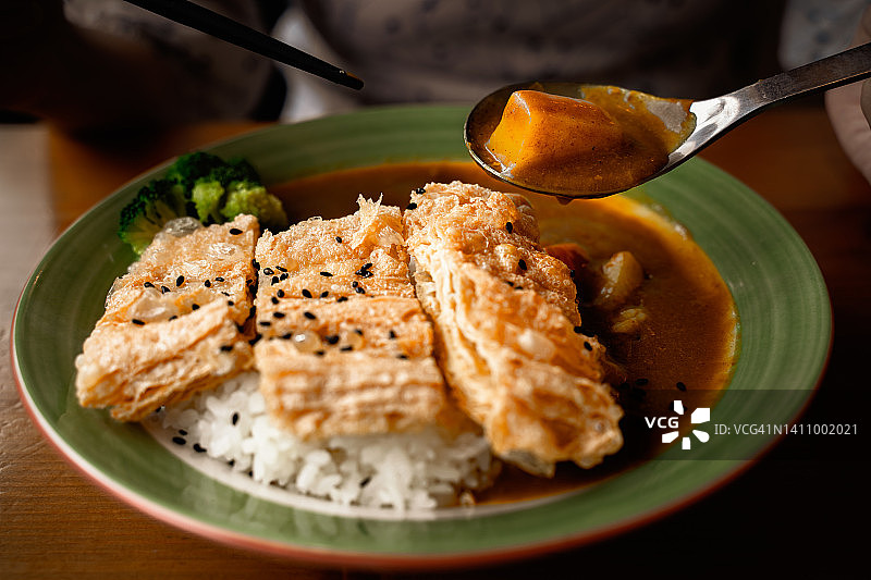 香脆纯素炸豆腐皮配咖喱饭和汤图片素材