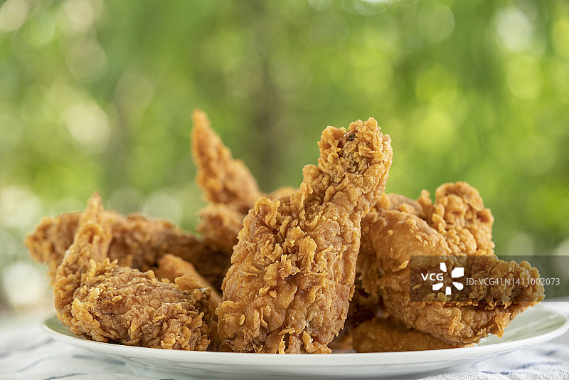 白色盘子上美味的自制烤炸鸡，侧视图图片素材