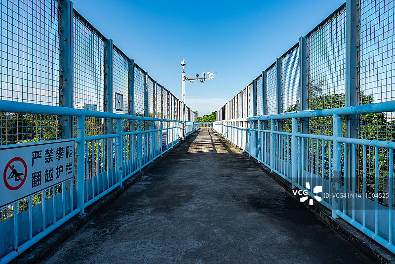 低角度拍摄：城市输电塔图片素材