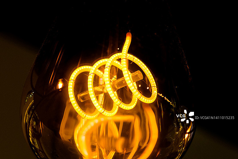 黄昏或夜晚街上的复古灯，黑暗中时尚的街灯，发光灯泡，美丽的内饰，家居装饰概念图片素材