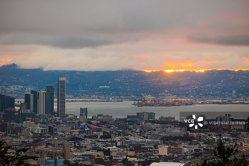 从双子峰俯瞰旧金山市区天际线的日出景色图片素材