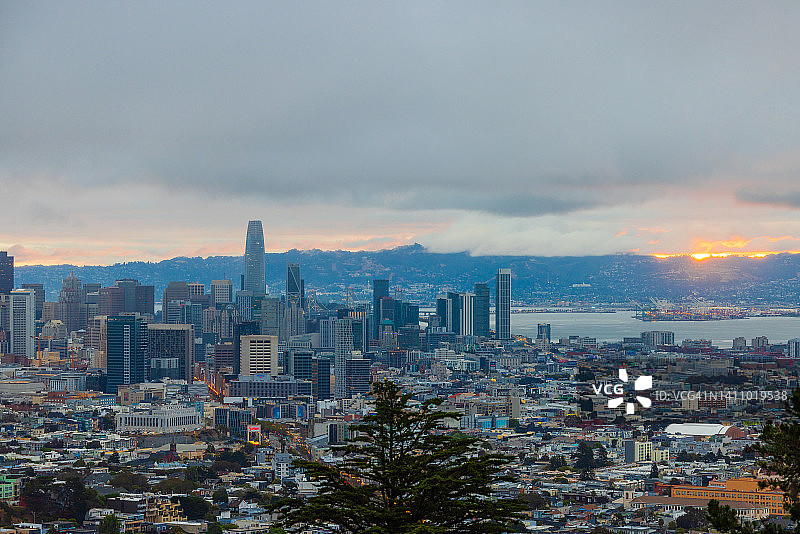 从双子峰俯瞰旧金山市区天际线的日出景色图片素材