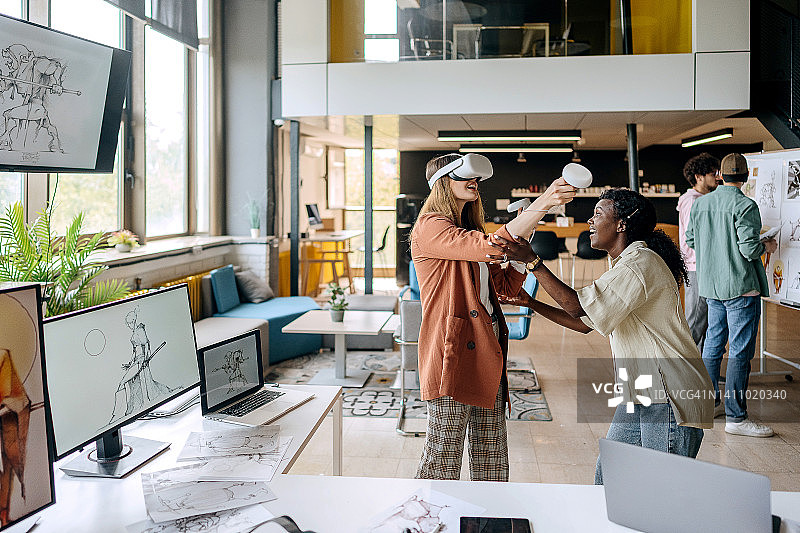 VR游戏开发者工作场景图片素材