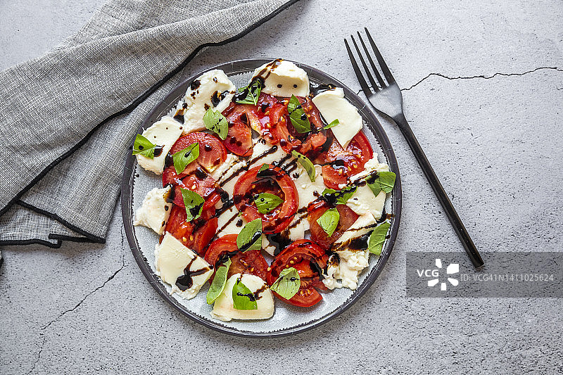 番茄马苏里拉沙拉图片素材