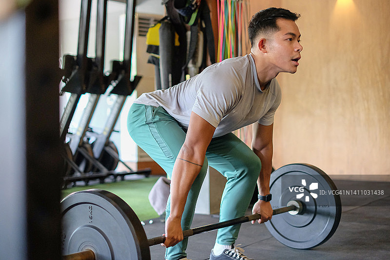 年轻印度尼西亚男子硬举图片素材
