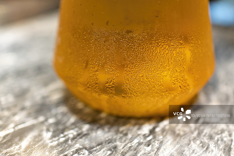 挂满水珠的冰镇啤酒杯图片素材