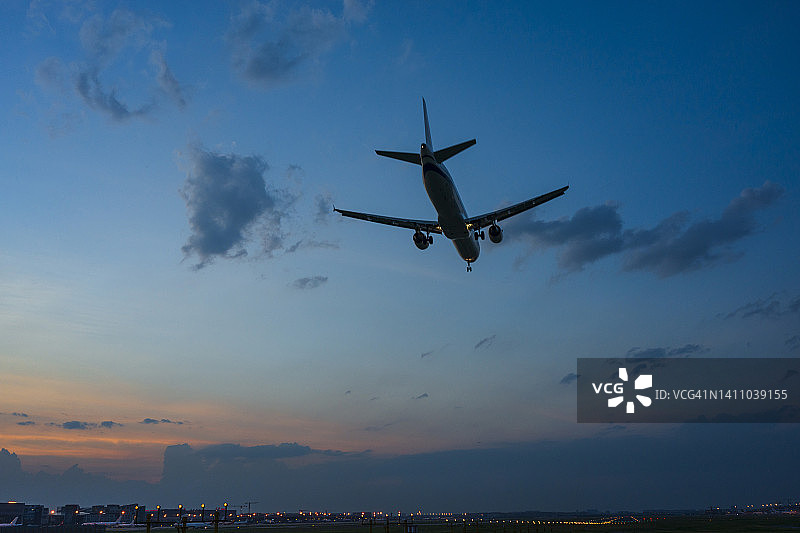 日落时分着陆的飞机图片素材