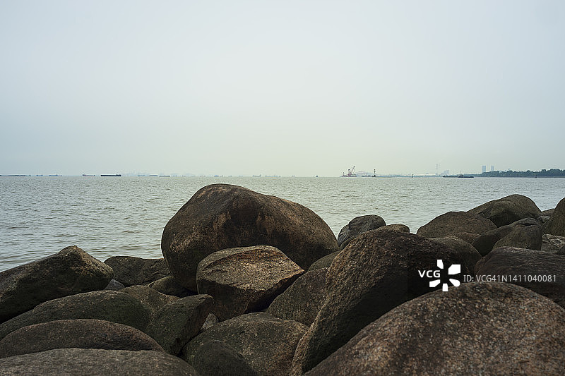 中国上海长江岸边的石头图片素材