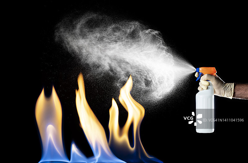 男人用灭火器扑灭屋内火灾的手图片素材