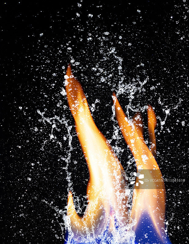 用水扑灭火焰图片素材