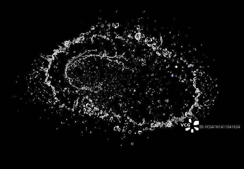 黑色背景上的圆形水花图片素材