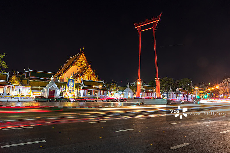 曼谷巨型秋千和苏泰寺的黄昏光迹图片素材