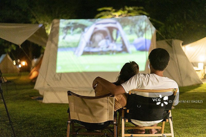 快乐情侣的夜晚露营图片素材