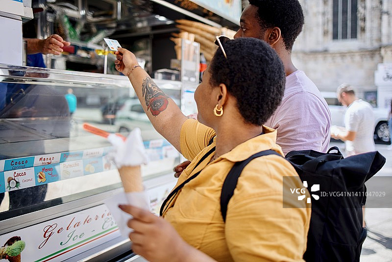 一小群人在夏季的意大利购买冰淇淋图片素材