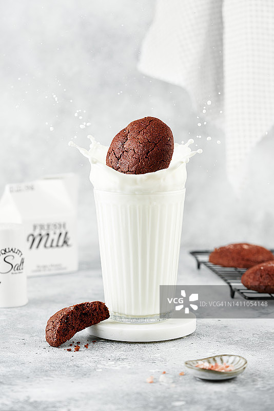 曲奇溅入牛奶图片素材