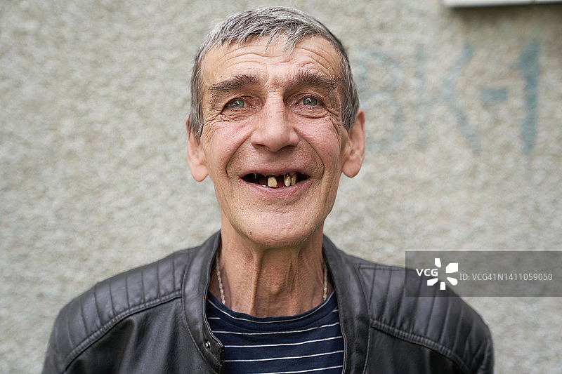 一位慈祥的俄罗斯老人微笑的特写肖像图片素材