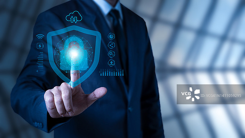 商人使用指纹扫描解锁并访问商业数据网络图片素材