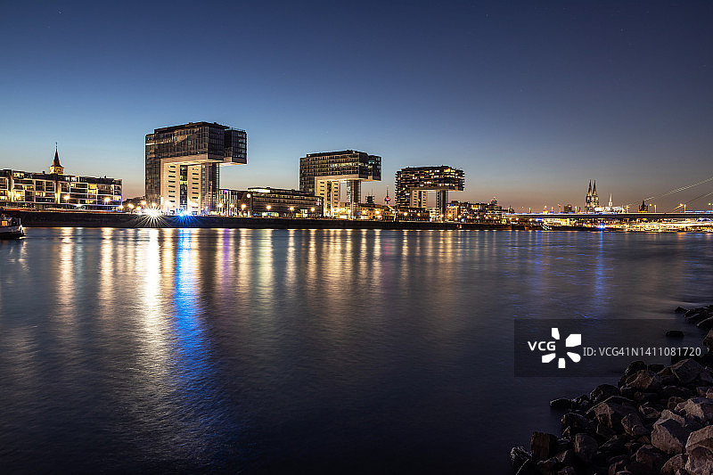 德国科隆蓝色时分的城市天际线图片素材