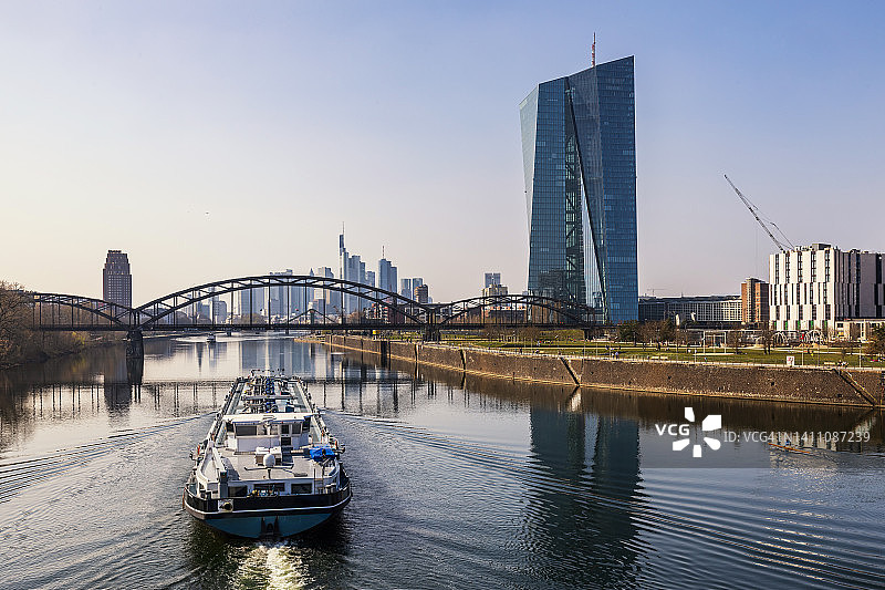 德国黑森州：法兰克福天际线和欧洲央行大楼图片素材