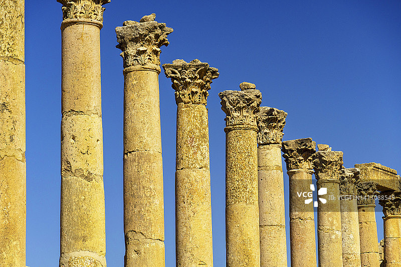 耶拉什罗马遗址中心的科林斯柱廊图片素材