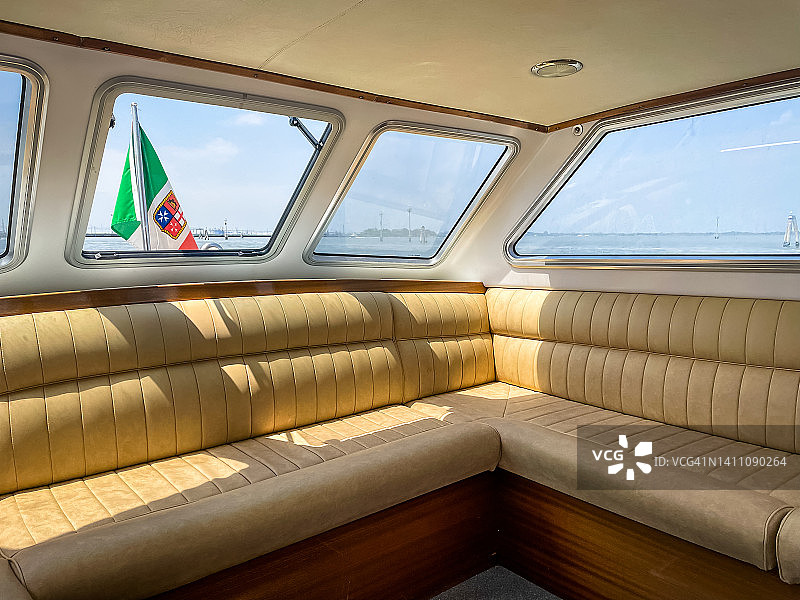 意大利威尼斯豪华水上出租车皮革内饰，可欣赏威尼斯景色和意大利国旗图片素材