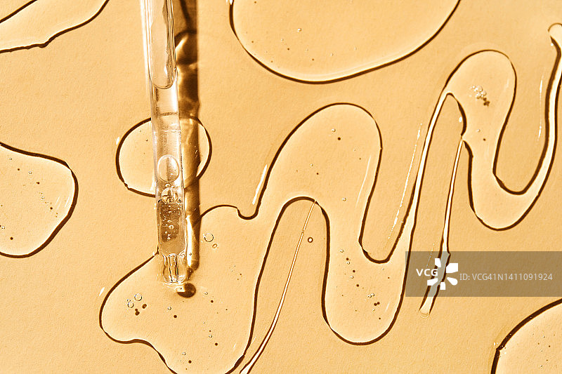 滴管吸取液体凝胶或精华液图片素材