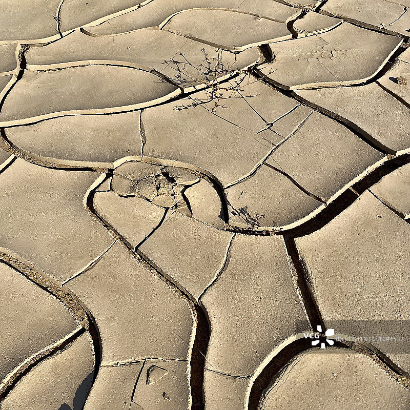 纳米比亚华布河干涸的泥裂图片素材