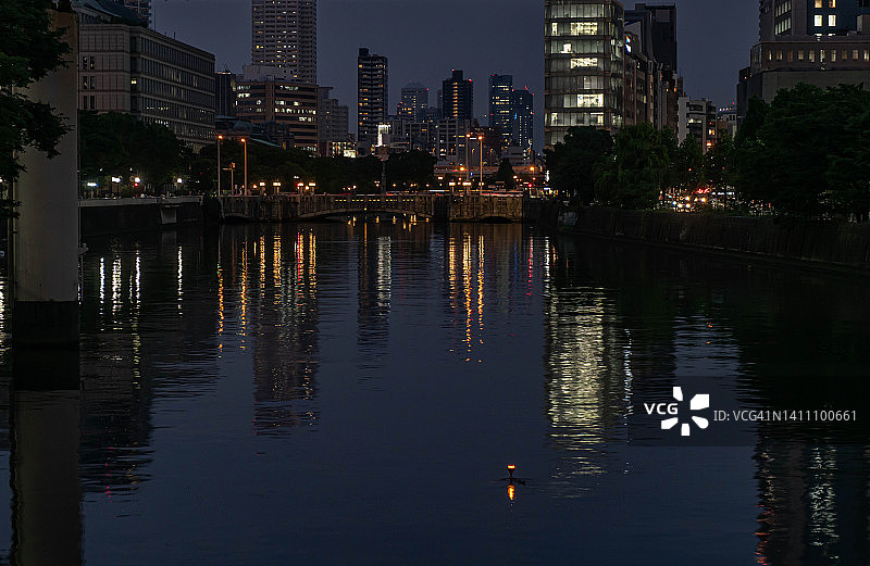 日本大阪市河边被照亮的建筑物图片素材