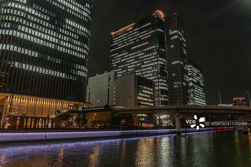 日本大阪市河边被照亮的建筑物图片素材