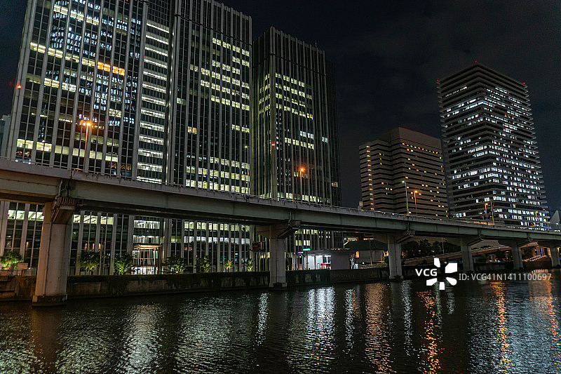 日本大阪市河边被照亮的建筑物图片素材