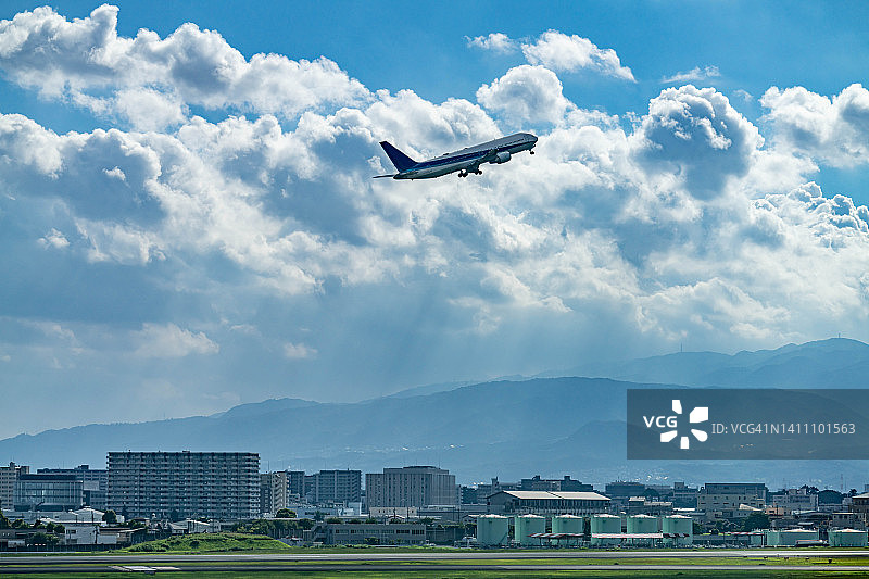 飞机在日落时分飞越日本兵库县图片素材