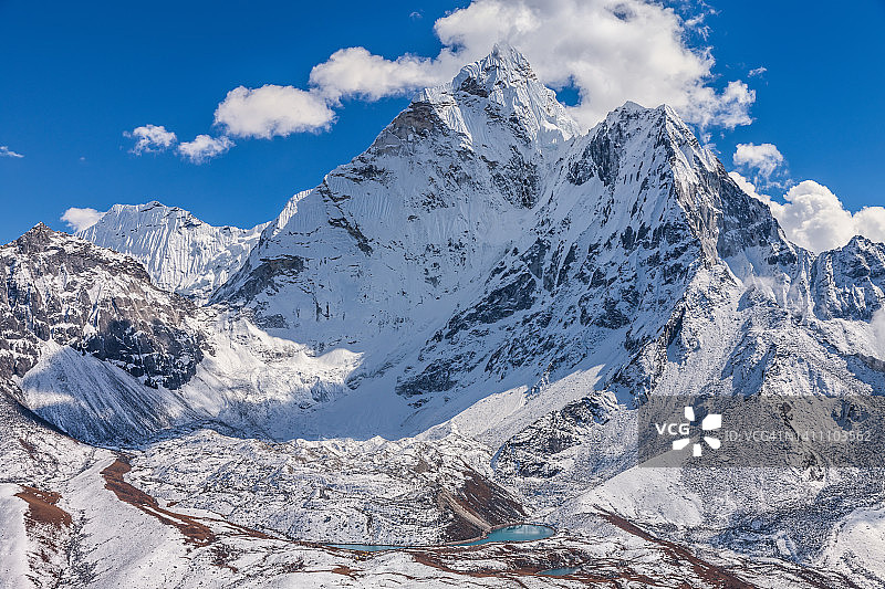 尼泊尔喜马拉雅山脉阿玛达布拉姆峰全景图片素材