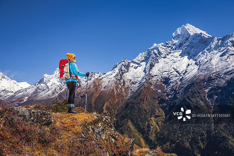 年轻女人看着塔姆谢尔库山，珠穆朗玛峰国家公园图片素材