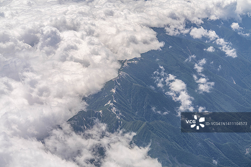从飞机上俯瞰日本山梨县的赤石山脉图片素材