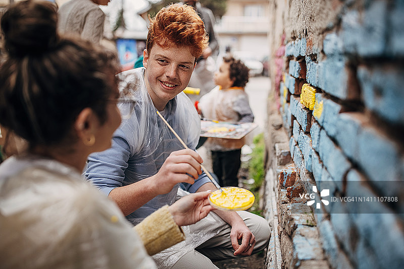 街头艺术家共同绘画图片素材