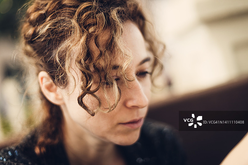 卷发女人特写肖像图片素材