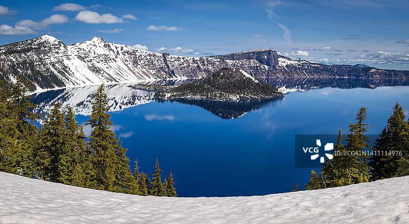 火山口湖全景图片素材