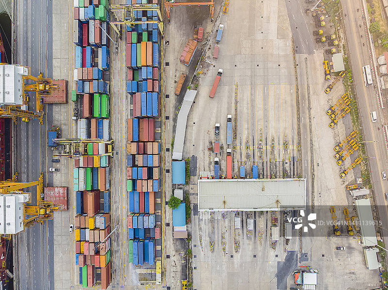 航拍视角：港口集装箱检查站及经济下行期间的仓库图片素材