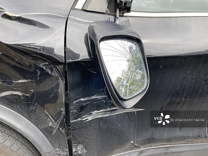 破碎的汽车侧视镜图片素材