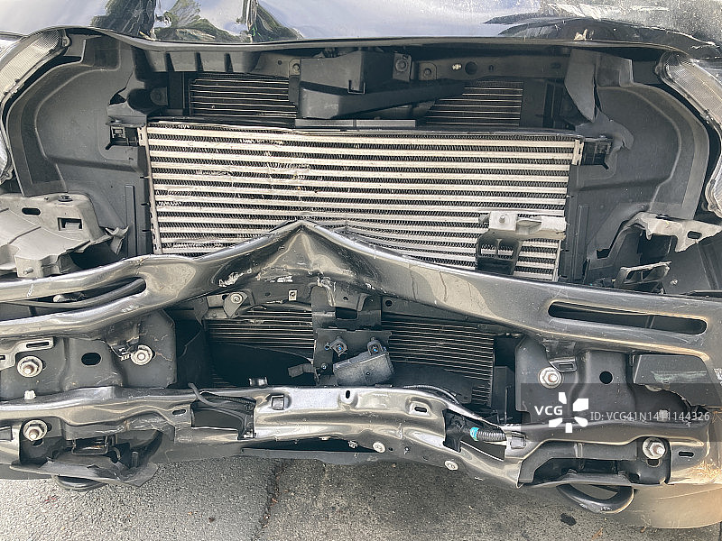 卡车受损的前端图片素材