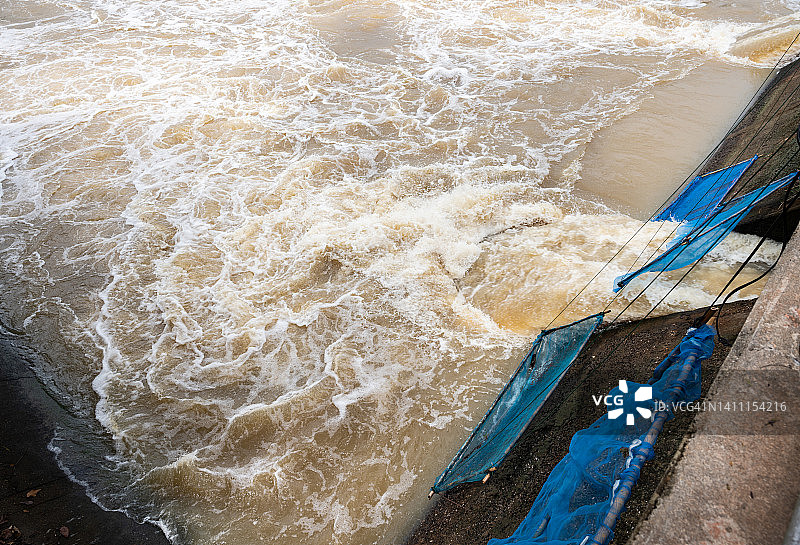 暴雨过后水库泄洪，预防洪水图片素材