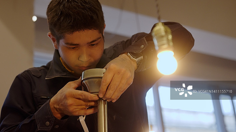 电工正在安装照明设备图片素材