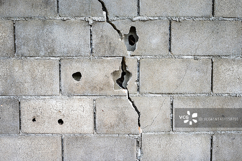混凝土墙面裂缝，通常由混凝土硬化干燥时的正常收缩引起图片素材