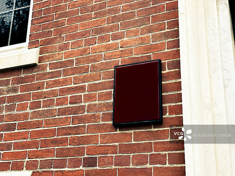 普通砖砌建筑外的空白标志图片素材