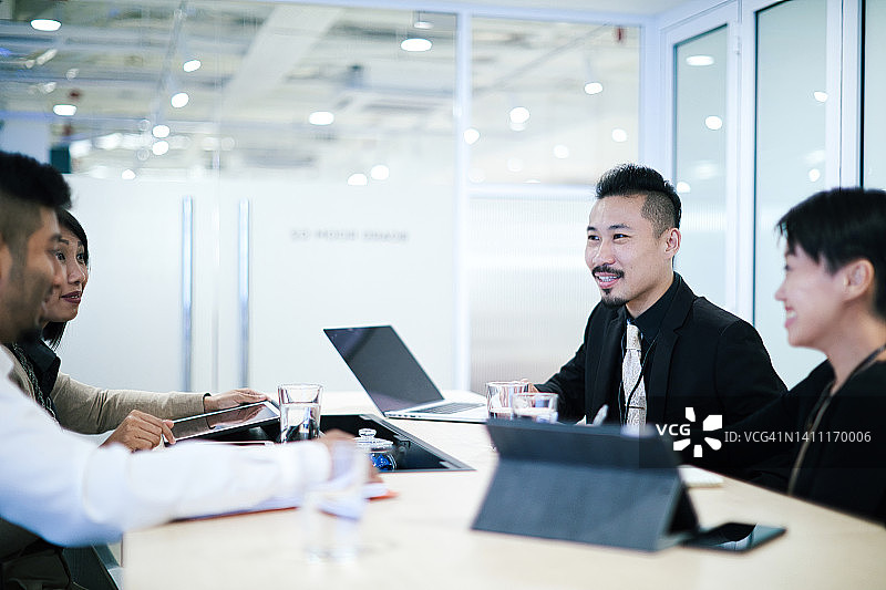 小组讨论中图片素材