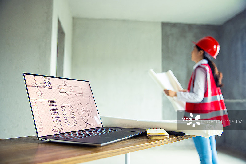正在看蓝图的女建筑师图片素材
