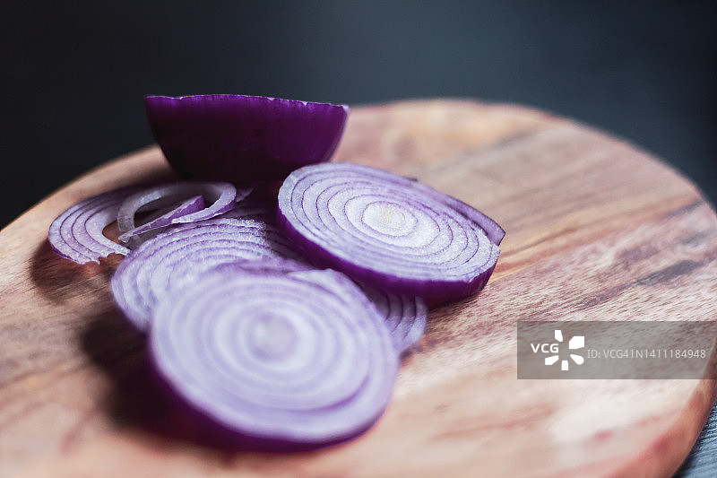 厨房桌上砧板上的红洋葱图片素材